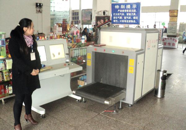 港口安檢升級,行李物品全部通過安檢x光機,安檢效率明顯提高