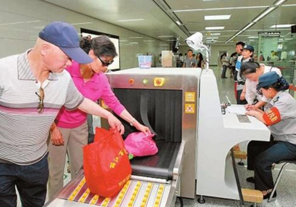 進(jìn)地鐵車站過安檢,食物飲料進(jìn)安檢機(jī)接受X光掃描檢查后還能吃嗎？安檢x光機(jī)對(duì)食物有無影響？