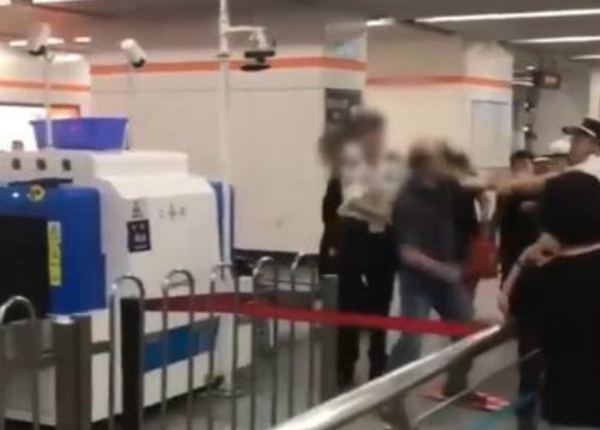 旅客拒絕安檢，與安檢員發(fā)生肢體沖突，致使安檢員停職