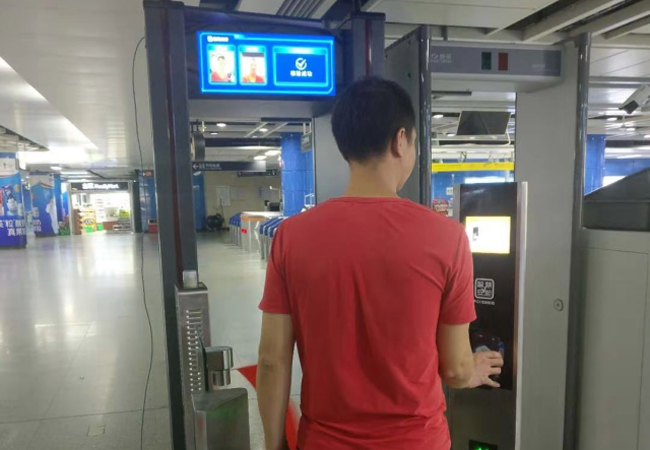 廣州地鐵試用安檢新技術(shù)，過安檢刷臉！