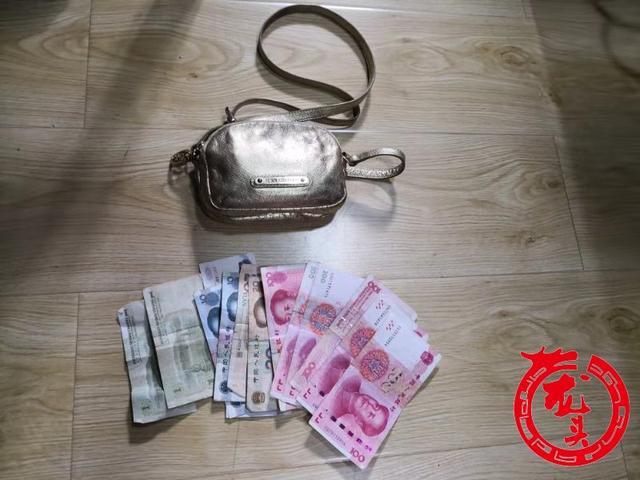 黑龍江一女子安檢時順手拿別人的包，十幾分鐘就被抓